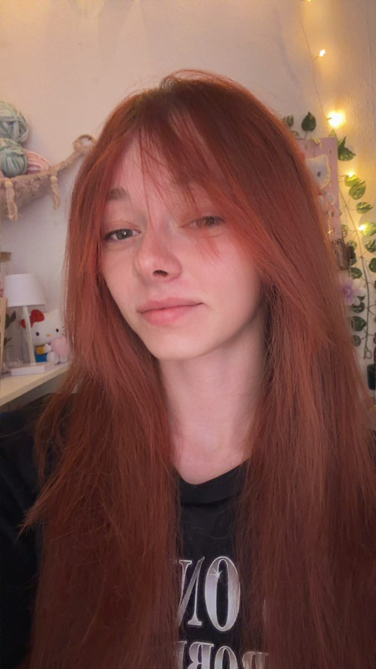Sareen mit glatten Haaren, die Person hinter hookedandconfused