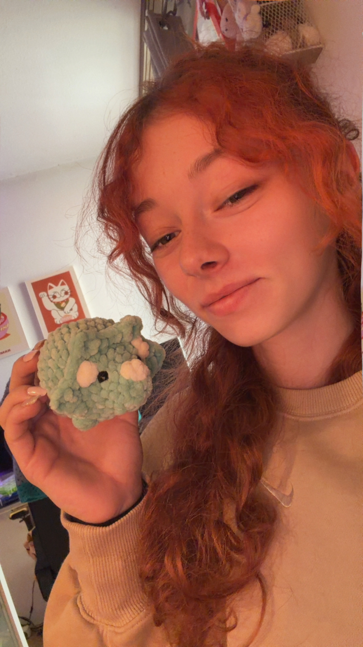 Sareen mit einem selbst gehäkelten kleinen Plushie